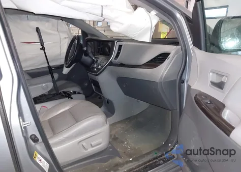 2015 Toyota Sienna Xle 8 Passenger z USA, uszkodzony, nr VIN 5TDYK3DC7FS533603